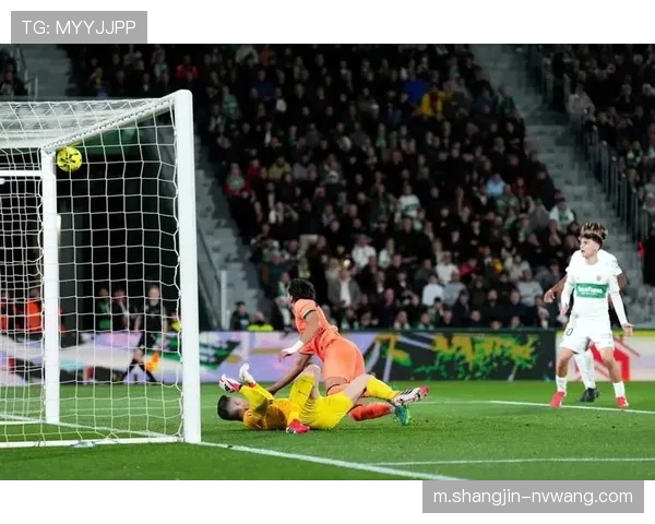 巴萨利用对手防线前压身后空间，亚马尔反越位成功体现战术针对性
